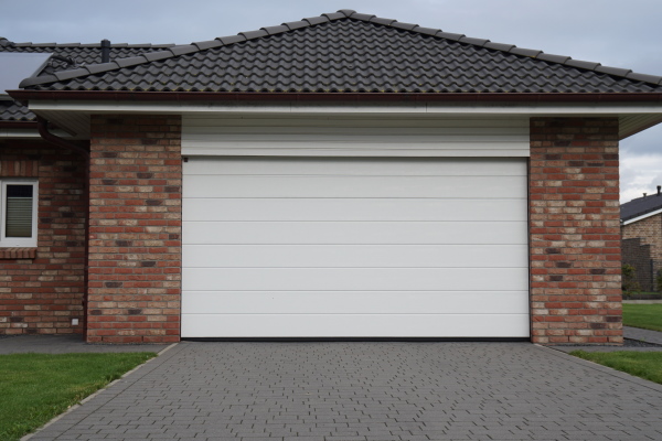 Combien coûte le remplacement d'une porte de garage ? 